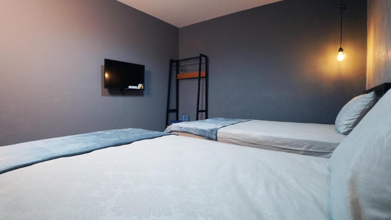 בנדונג Hostel 18 Pasangan Butuh Surat Nikah מראה חיצוני תמונה